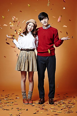 포토 JPG 스튜디오촬영 전신 커플 계절 여자 남자 낙엽 모션 나뭇잎 실내 서기 웃음 사람 동양인 손짓 20대 성인 두명 앞모습 한국인 가을 떨어짐 청년만 성인만 국내포토 뷰포인트 컨셉 잎 관계 표정 인종 청년 내부 파일형식