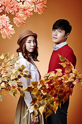 포토 JPG 스튜디오촬영 커플 계절 여자 남자 낙엽 모션 나뭇잎 실내 서기 사람 동양인 상반신 20대 성인 두명 옆모습 한국인 가을 청년만 성인만 국내포토 뷰포인트 잎 관계 인종 청년 내부 파일형식