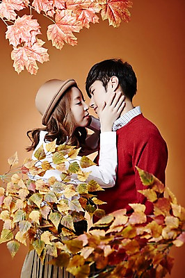 포토 JPG 스튜디오촬영 커플 계절 여자 남자 낙엽 모션 나뭇잎 키스 실내 서기 사람 동양인 상반신 20대 성인 두명 옆모습 한국인 가을 청년만 성인만 국내포토 뷰포인트 잎 관계 인종 청년 내부 애정표현 파일형식