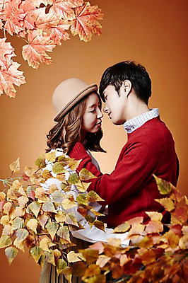 포토 JPG 스튜디오촬영 커플 계절 여자 남자 낙엽 모션 나뭇잎 키스 실내 서기 사람 동양인 상반신 20대 성인 두명 옆모습 한국인 가을 청년만 성인만 국내포토 뷰포인트 잎 관계 인종 청년 내부 애정표현 파일형식