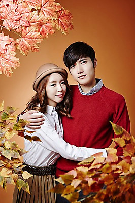 포토 JPG 스튜디오촬영 커플 계절 여자 남자 낙엽 모션 포옹 나뭇잎 실내 서기 사람 동양인 상반신 20대 성인 두명 앞모습 옆모습 한국인 가을 청년만 성인만 국내포토 뷰포인트 잎 관계 안기 인종 청년 내부 파일형식