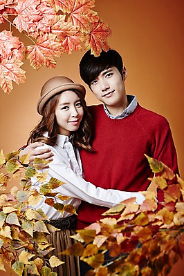 포토 JPG 스튜디오촬영 커플 계절 여자 남자 낙엽 모션 포옹 나뭇잎 실내 서기 웃음 사람 동양인 상반신 20대 성인 두명 앞모습 옆모습 한국인 가을 청년만 성인만 국내포토 뷰포인트 잎 관계 안기 표정 인종 청년 내부 파일형식