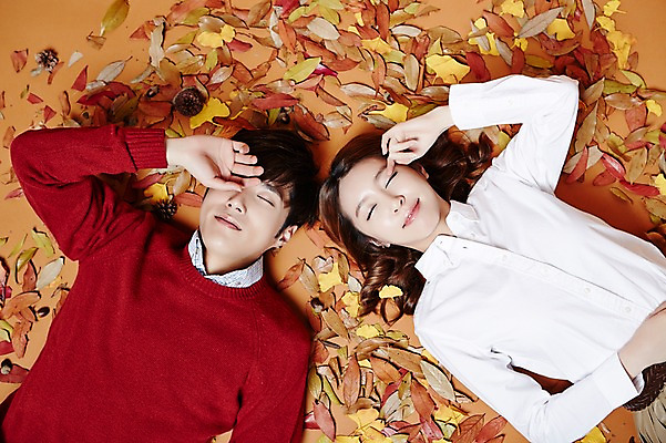 포토 JPG 스튜디오촬영 커플 계절 여자 남자 낙엽 모션 실내 웃음 사람 동양인 손짓 상반신 20대 성인 두명 앞모습 눕기 한국인 가을 청년만 성인만 국내포토 뷰포인트 잎 관계 표정 인종 청년 내부 파일형식