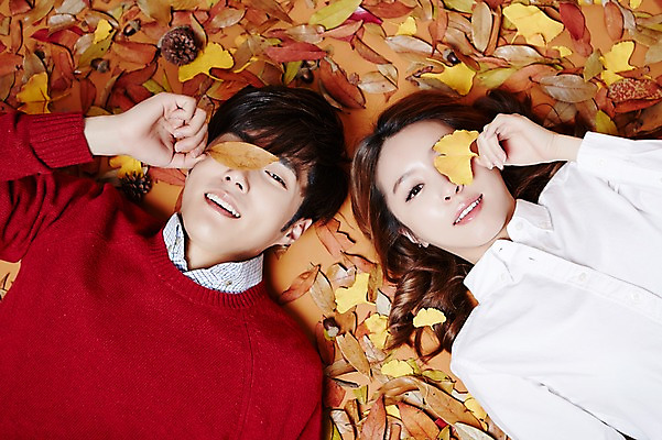 포토 JPG 스튜디오촬영 커플 계절 여자 남자 낙엽 모션 나뭇잎 실내 웃음 들기 사람 동양인 상반신 20대 성인 두명 앞모습 눕기 한국인 가을 은행잎 청년만 성인만 국내포토 뷰포인트 잎 관계 표정 인종 청년 내부 파일형식