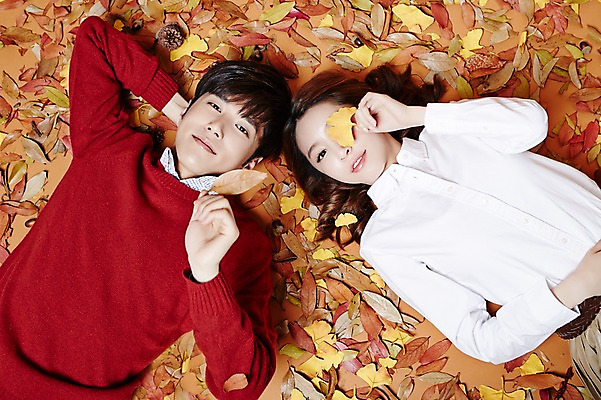 포토 JPG 스튜디오촬영 커플 계절 여자 남자 낙엽 모션 나뭇잎 실내 들기 사람 동양인 상반신 20대 성인 두명 앞모습 눕기 한국인 가을 은행잎 청년만 성인만 국내포토 뷰포인트 잎 관계 인종 청년 내부 파일형식