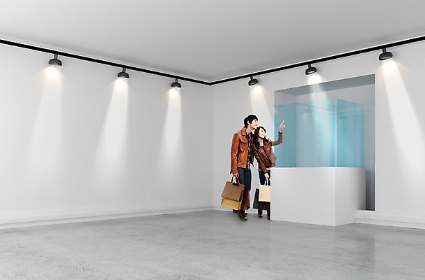 전신 PSD 편집이미지 응시 여자 남자 조명 실내 사람 성인 두명 옆모습 3D 전시 디지털합성 합성 전시실 성인만 이미지편집 편집3D 시선 뷰포인트 내부 전시회 파일형식