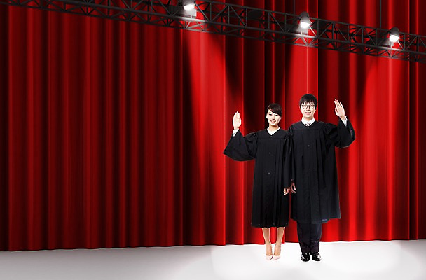 전신 PSD 편집이미지 여자 남자 대학생 조명 사람 20대 성인 두명 앞모습 3D 무대 가운 졸업가운 커튼 성자 선서 디지털합성 합성 청년만 성인만 이미지편집 편집3D 학생 옷 종교 뷰포인트 청년 맹세 파일형식