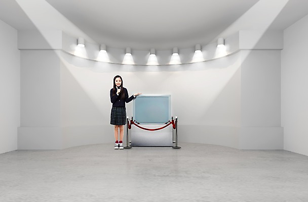 전신 PSD 편집이미지 학생 여학생 여자 교복 실내 설명 한명 서기 사람 앞모습 3D 전시 디지털합성 마이크 합성 전시실 여자만 여자한명만 이미지편집 편집3D 1 옷 뷰포인트 음향기기 모션 내부 전시회 파일형식