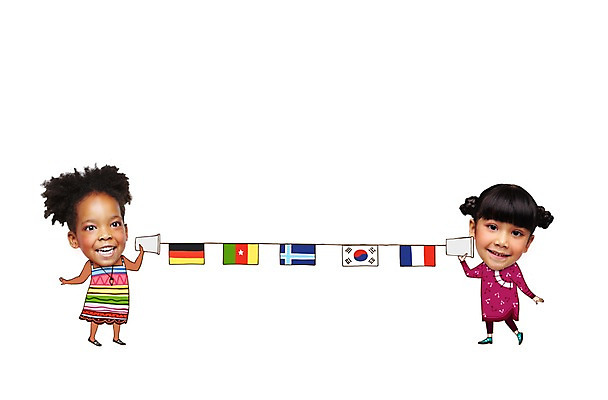 전신 PSD 서양인 편집이미지 캐릭터 여자 어린이 흑인 포토일러 서기 미소 사람 동양인 소녀 두명 국기 합성 인물미니어처 통화 광고편집 SD캐릭터 여자만 어린이만 소녀만 이미지편집 외국인 모션 표정 인종 미니어처 파일형식