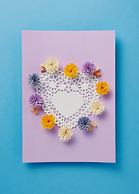 포토 JPG 스튜디오촬영 모양 꽃 종이 컬러 백그라운드 프레임 실내 사람없음 하트 페이퍼아트 오브젝트 종이공예 국내포토 식물 내부 공예 파일형식