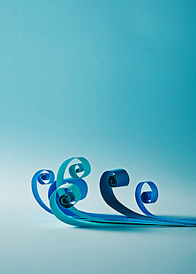 포토 JPG 스튜디오촬영 모양 종이 파도 컬러 배경화면 백그라운드 실내 사람없음 파란색 페이퍼아트 오브젝트 종이공예 국내포토 바다 내부 공예 파일형식