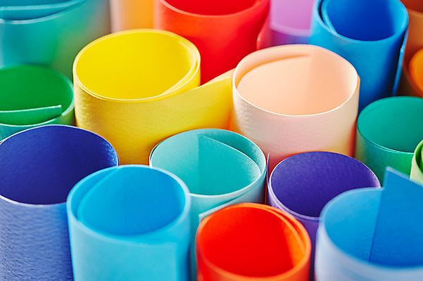 포토 JPG 스튜디오촬영 모양 종이 배경화면 백그라운드 실내 사람없음 컬러풀 페이퍼아트 오브젝트 종이공예 말린_둥글게 국내포토 컬러 컨셉 내부 공예 파일형식