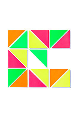 포토 JPG 스튜디오촬영 모양 문자 알파벳 영어 종이 백그라운드 대문자 실내 사람없음 컬러풀 페이퍼아트 E 오브젝트 종이공예 국내포토 컬러 내부 공예 파일형식