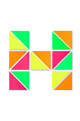 포토 JPG 스튜디오촬영 모양 문자 알파벳 영어 종이 백그라운드 대문자 실내 사람없음 컬러풀 페이퍼아트 오브젝트 종이공예 H 국내포토 컬러 내부 공예 파일형식