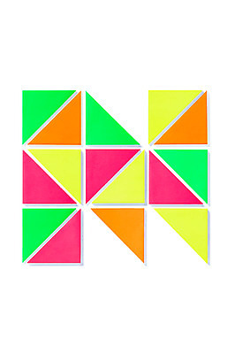 포토 JPG 스튜디오촬영 모양 문자 알파벳 영어 종이 백그라운드 대문자 실내 사람없음 컬러풀 페이퍼아트 오브젝트 종이공예 M 국내포토 컬러 내부 공예 파일형식