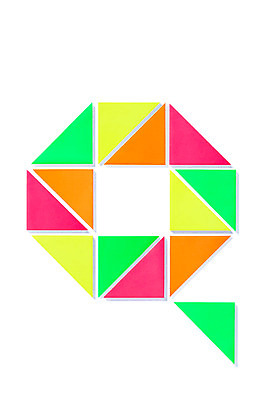 포토 JPG 스튜디오촬영 모양 문자 알파벳 영어 종이 백그라운드 대문자 실내 사람없음 컬러풀 페이퍼아트 오브젝트 종이공예 Q 국내포토 컬러 내부 공예 파일형식