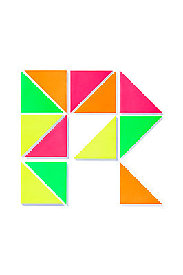 포토 JPG 스튜디오촬영 모양 문자 알파벳 영어 종이 백그라운드 대문자 실내 사람없음 컬러풀 페이퍼아트 오브젝트 종이공예 R 국내포토 컬러 내부 공예 파일형식