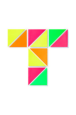 포토 JPG 스튜디오촬영 모양 문자 알파벳 영어 종이 백그라운드 대문자 실내 사람없음 컬러풀 페이퍼아트 오브젝트 종이공예 T 국내포토 컬러 내부 공예 파일형식