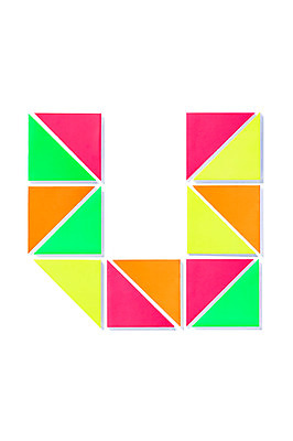 포토 JPG 스튜디오촬영 모양 문자 알파벳 영어 종이 백그라운드 대문자 실내 사람없음 컬러풀 U 페이퍼아트 오브젝트 종이공예 국내포토 컬러 내부 공예 파일형식