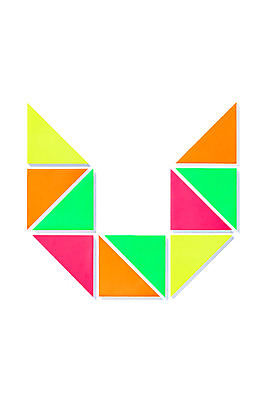 포토 JPG 스튜디오촬영 모양 문자 알파벳 영어 종이 백그라운드 대문자 실내 사람없음 컬러풀 페이퍼아트 오브젝트 종이공예 V 국내포토 컬러 내부 공예 파일형식