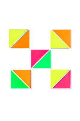 포토 JPG 스튜디오촬영 모양 문자 알파벳 영어 종이 백그라운드 대문자 실내 사람없음 컬러풀 금지 페이퍼아트 X 오브젝트 아니오 종이공예 국내포토 컬러 내부 공예 파일형식