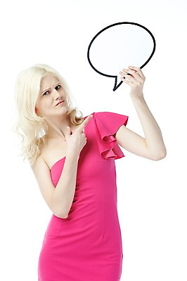 포토 JPG 서양인 외국인 해외기획촬영 긴머리 2012년태국 여자 분홍색 컬러 포즈 말풍선 프레임 실내 한명 서기 사람 상반신 금발 여자만 여자한명만 국내포토 1 헤어스타일 모션 인종 내부 파일형식