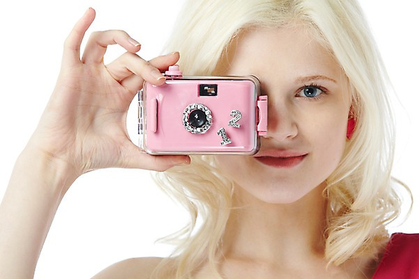 포토 JPG 서양인 외국인 해외기획촬영 긴머리 2012년태국 여자 분홍색 컬러 포즈 실내 한명 사람 상반신 금발 카메라 사진촬영 의료성형뷰티 여자만 여자한명만 국내포토 1 헤어스타일 인종 내부 전자제품 촬영 파일형식