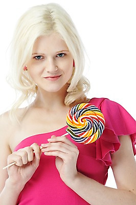 포토 JPG 서양인 외국인 해외기획촬영 긴머리 2012년태국 여자 분홍색 컬러 포즈 디저트 실내 막대사탕 사탕 한명 사람 상반신 금발 여자만 여자한명만 국내포토 1 헤어스타일 음식 인종 내부 파일형식