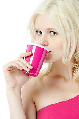 포토 JPG 서양인 외국인 해외기획촬영 긴머리 2012년태국 여자 음료 분홍색 컬러 포즈 실내 한명 사람 상반신 컵 금발 마시기 여자만 여자한명만 국내포토 1 헤어스타일 식기 모션 인종 내부 파일형식