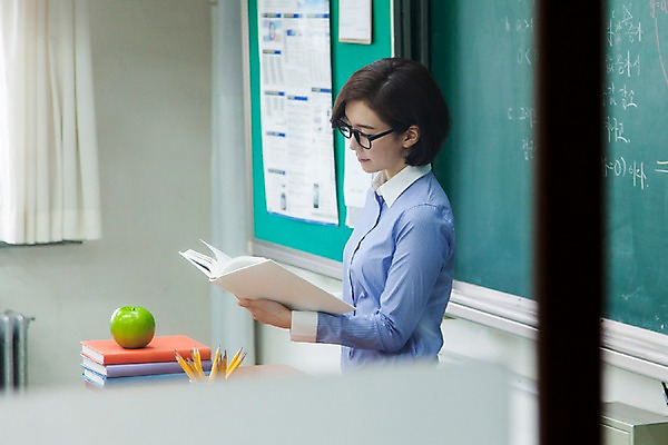 포토 JPG 여자 교실 학교 수업 실내 한명 서기 들기 사람 동양인 상반신 성인 옆모습 책 30대 연필 교사 펼침 한국인 사과 교탁 여자만 여자한명만 성인여자만 성인한명만 성인여자한명만 장년만 장년여자만 장년여자한명만 성인만 안경낌 국내포토 직업 1 교육 안경 뷰포인트 과일 모션 학용품 인종 내부 장년 필기구 파일형식