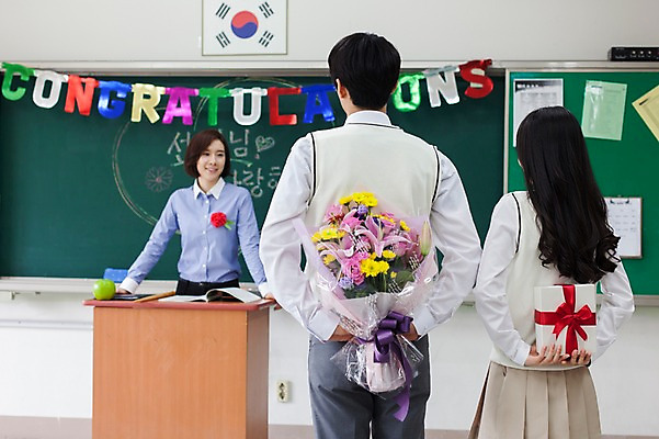 포토 JPG 학생 여자 남자 교복 꽃다발 학교 청소년 고등학생 실내 선물 서기 들기 동양인 이벤트 상반신 성인 뒷모습 세명 30대 선물상자 교사 한국인 스승의날 카네이션 뒷짐 스승 제자 숨김 국내포토 직업 옷 교육 기념일 꽃 뷰포인트 컨셉 모션 사람 인종 내부 장년 상자 파일형식