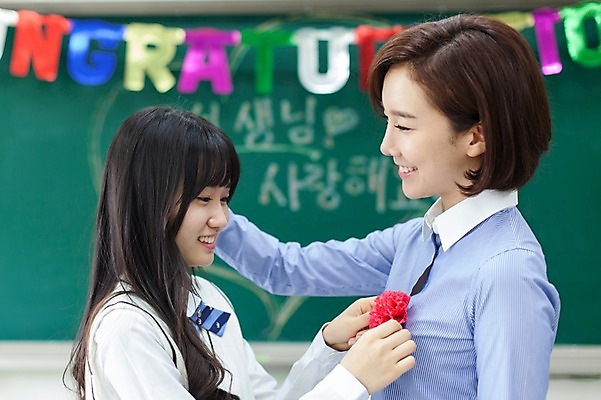 포토 JPG 여자 학교 청소년 실내 서기 웃음 동양인 상반신 성인 두명 옆모습 아웃포커스 30대 교사 한국인 스승의날 카네이션 스승 제자 여자만 국내포토 직업 교육 기념일 꽃 뷰포인트 모션 촬영기법 표정 사람 인종 내부 장년 파일형식