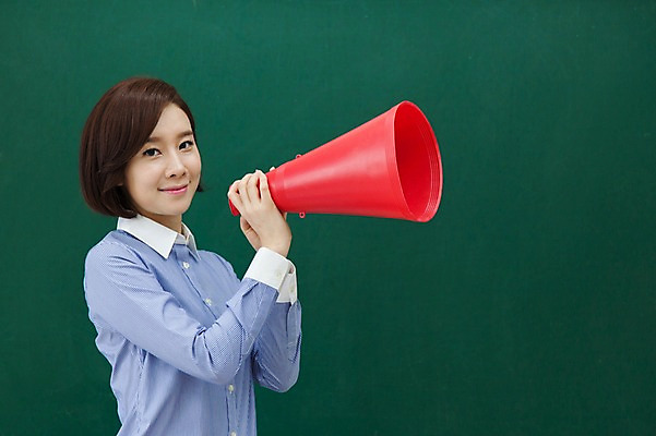 포토 JPG 여자 학교 실내 한명 서기 웃음 들기 사람 동양인 상반신 성인 옆모습 30대 교사 칠판 확성기 한국인 도구 알림 여자만 여자한명만 성인여자만 성인한명만 성인여자한명만 장년만 장년여자만 장년여자한명만 성인만 국내포토 직업 1 교육 뷰포인트 모션 표정 인종 내부 장년 파일형식