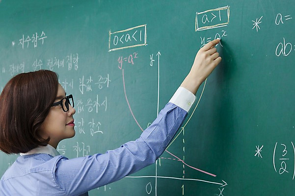 포토 JPG 여자 교실 학교 수업 실내 한명 서기 웃음 들기 사람 동양인 상반신 성인 뒷모습 30대 교사 칠판 한국인 기록 수학 분필 여자만 여자한명만 성인여자만 성인한명만 성인여자한명만 장년만 장년여자만 장년여자한명만 성인만 안경낌 국내포토 직업 1 교육 안경 뷰포인트 교과목 모션 표정 인종 내부 장년 초크 파일형식