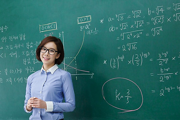 포토 JPG 여자 안경 교실 학교 수업 실내 한명 서기 웃음 사람 동양인 상반신 성인 앞모습 30대 교사 칠판 한국인 수학 여자만 여자한명만 성인여자만 성인한명만 성인여자한명만 장년만 장년여자만 장년여자한명만 성인만 안경낌 국내포토 직업 1 잡화 교육 뷰포인트 교과목 모션 표정 인종 내부 장년 파일형식