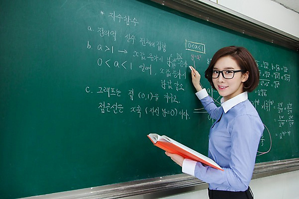 포토 JPG 여자 교실 학교 수업 실내 한명 서기 웃음 들기 사람 동양인 상반신 성인 옆모습 책 30대 교사 칠판 한국인 기록 수학 분필 여자만 여자한명만 성인여자만 성인한명만 성인여자한명만 장년만 장년여자만 장년여자한명만 성인만 안경낌 국내포토 직업 1 교육 안경 뷰포인트 교과목 모션 표정 인종 내부 장년 초크 파일형식