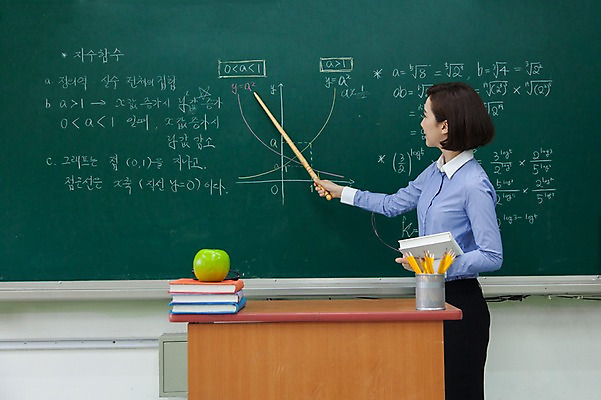 포토 JPG 여자 교실 학교 수업 실내 한명 서기 들기 사람 동양인 상반신 성인 옆모습 책 30대 연필 교사 칠판 한국인 가리킴 수학 사과 교탁 회초리 여자만 여자한명만 성인여자만 성인한명만 성인여자한명만 장년만 장년여자만 장년여자한명만 성인만 국내포토 직업 1 교육 뷰포인트 과일 교과목 모션 학용품 인종 손짓 내부 장년 필기구 매_체벌 파일형식