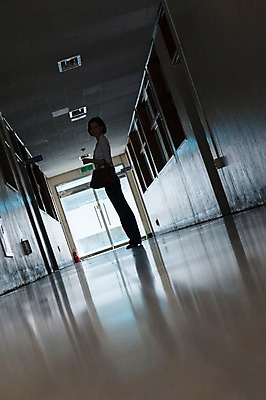 포토 JPG 전신 여자 가방 학교 실내 한명 서기 웃음 들기 사람 동양인 성인 옆모습 30대 교사 한국인 복도 여자만 여자한명만 성인여자만 성인한명만 성인여자한명만 장년만 장년여자만 장년여자한명만 성인만 국내포토 직업 1 잡화 교육 뷰포인트 모션 표정 인종 내부 장년 파일형식