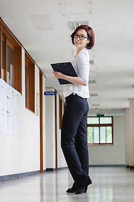 포토 JPG 주간 전신 여자 학교 실내 한명 서기 웃음 들기 사람 동양인 성인 옆모습 아웃포커스 30대 교사 한국인 복도 파일 출석부 여자만 여자한명만 성인여자만 성인한명만 성인여자한명만 장년만 장년여자만 장년여자한명만 성인만 안경낌 국내포토 자연요소 직업 1 교육 안경 뷰포인트 모션 촬영기법 표정 인종 내부 장년 파일형식 출석