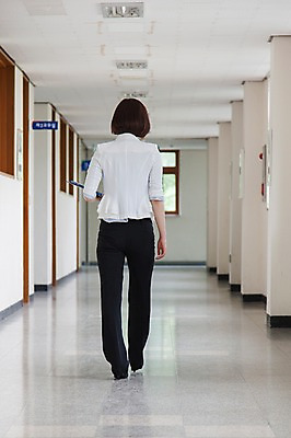 포토 JPG 주간 전신 여자 학교 실내 한명 들기 사람 동양인 성인 뒷모습 아웃포커스 30대 걷기 교사 한국인 복도 파일 출석부 여자만 여자한명만 성인여자만 성인한명만 성인여자한명만 장년만 장년여자만 장년여자한명만 성인만 국내포토 자연요소 직업 1 교육 뷰포인트 모션 촬영기법 인종 내부 장년 파일형식 출석