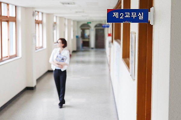 포토 JPG 주간 전신 여자 학교 실내 한명 들기 사람 동양인 성인 앞모습 아웃포커스 책 30대 걷기 교사 한국인 복도 교무실 여자만 여자한명만 성인여자만 성인한명만 성인여자한명만 장년만 장년여자만 장년여자한명만 성인만 국내포토 자연요소 직업 1 교육 뷰포인트 모션 촬영기법 인종 내부 장년 파일형식