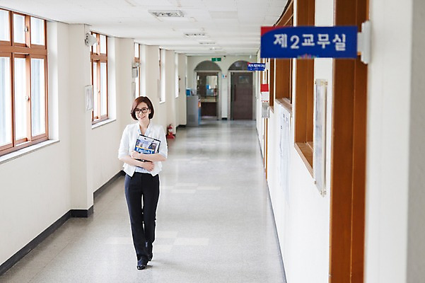 포토 JPG 주간 전신 여자 학교 안기 실내 한명 들기 사람 동양인 성인 앞모습 책 30대 걷기 교사 한국인 복도 교무실 여자만 여자한명만 성인여자만 성인한명만 성인여자한명만 장년만 장년여자만 장년여자한명만 성인만 안경낌 국내포토 자연요소 직업 1 교육 안경 뷰포인트 모션 인종 내부 장년 파일형식