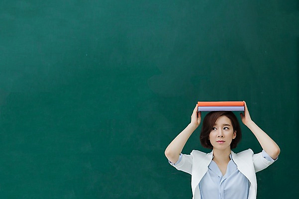 포토 JPG 여자 교육 학교 수업 프레임 실내 한명 서기 들기 사람 동양인 상반신 성인 앞모습 책 30대 교사 칠판 한국인 여자만 여자한명만 성인여자만 성인한명만 성인여자한명만 장년만 장년여자만 장년여자한명만 성인만 국내포토 직업 1 뷰포인트 모션 인종 내부 장년 파일형식