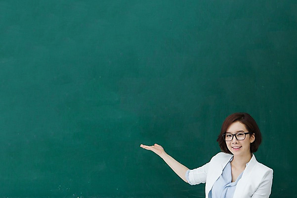 포토 JPG 여자 학교 프레임 실내 한명 서기 웃음 사람 동양인 손짓 상반신 성인 앞모습 30대 교사 칠판 한국인 가리킴 알림 여자만 여자한명만 성인여자만 성인한명만 성인여자한명만 장년만 장년여자만 장년여자한명만 성인만 안경낌 국내포토 직업 1 교육 안경 뷰포인트 모션 표정 인종 내부 장년 파일형식