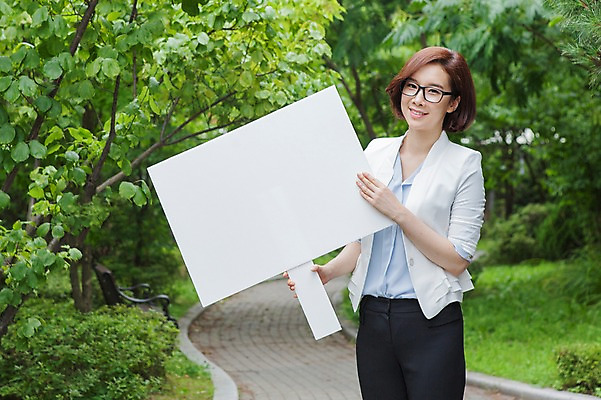 포토 JPG 주간 여자 학교 프레임 한명 서기 웃음 들기 사람 동양인 상반신 성인 야외 앞모습 30대 교사 한국인 알림 교정 여자만 여자한명만 성인여자만 성인한명만 성인여자한명만 장년만 장년여자만 장년여자한명만 성인만 안경낌 국내포토 자연요소 직업 1 교육 안경 뷰포인트 모션 표정 인종 장년 파일형식