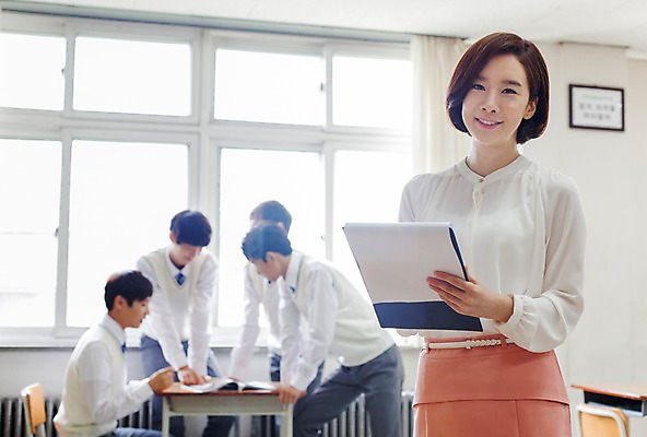 포토 JPG 주간 학생 여자 남자 창문 교실 학교 청소년 고등학생 실내 서기 웃음 들기 동양인 여러명 상반신 성인 앞모습 아웃포커스 10대 30대 교사 한국인 책상 파일 출석부 국내포토 자연요소 직업 교육 뷰포인트 가구 다수 모션 촬영기법 표정 사람 인종 내부 장년 파일형식 출석