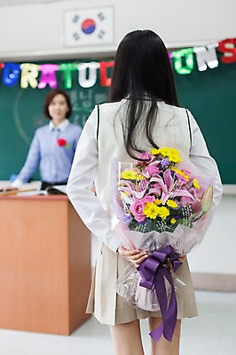 포토 JPG 학생 여자 교복 꽃다발 학교 청소년 고등학생 실내 선물 서기 들기 동양인 이벤트 상반신 성인 두명 뒷모습 아웃포커스 30대 교사 한국인 스승의날 카네이션 뒷짐 스승 제자 숨김 여자만 국내포토 직업 옷 교육 기념일 꽃 뷰포인트 컨셉 모션 촬영기법 사람 인종 내부 장년 파일형식
