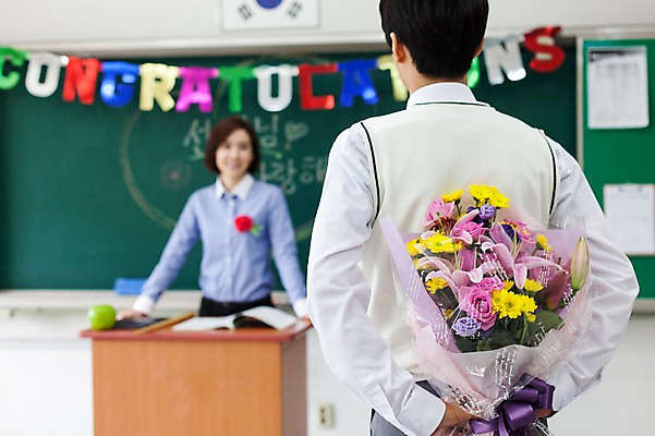 포토 JPG 학생 여자 남자 교복 꽃다발 학교 청소년 고등학생 실내 선물 서기 들기 동양인 이벤트 상반신 성인 두명 뒷모습 아웃포커스 30대 한국인 스승의날 카네이션 뒷짐 스승 제자 숨김 국내포토 옷 교육 기념일 꽃 뷰포인트 컨셉 모션 촬영기법 사람 인종 내부 장년 파일형식