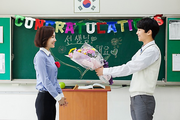 포토 JPG 학생 여자 남자 교복 꽃다발 교실 학교 청소년 고등학생 실내 서기 웃음 들기 동양인 이벤트 상반신 성인 두명 옆모습 아웃포커스 30대 마주보기 교사 한국인 스승의날 카네이션 스승 제자 국내포토 직업 옷 교육 기념일 꽃 뷰포인트 모션 촬영기법 표정 사람 인종 내부 장년 파일형식