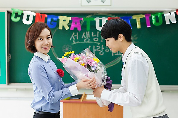 포토 JPG 학생 여자 남자 교복 꽃다발 학교 청소년 고등학생 실내 서기 웃음 들기 동양인 이벤트 상반신 성인 두명 옆모습 아웃포커스 10대 30대 교사 한국인 스승의날 카네이션 스승 제자 국내포토 직업 옷 교육 기념일 꽃 뷰포인트 모션 촬영기법 표정 사람 인종 내부 장년 파일형식